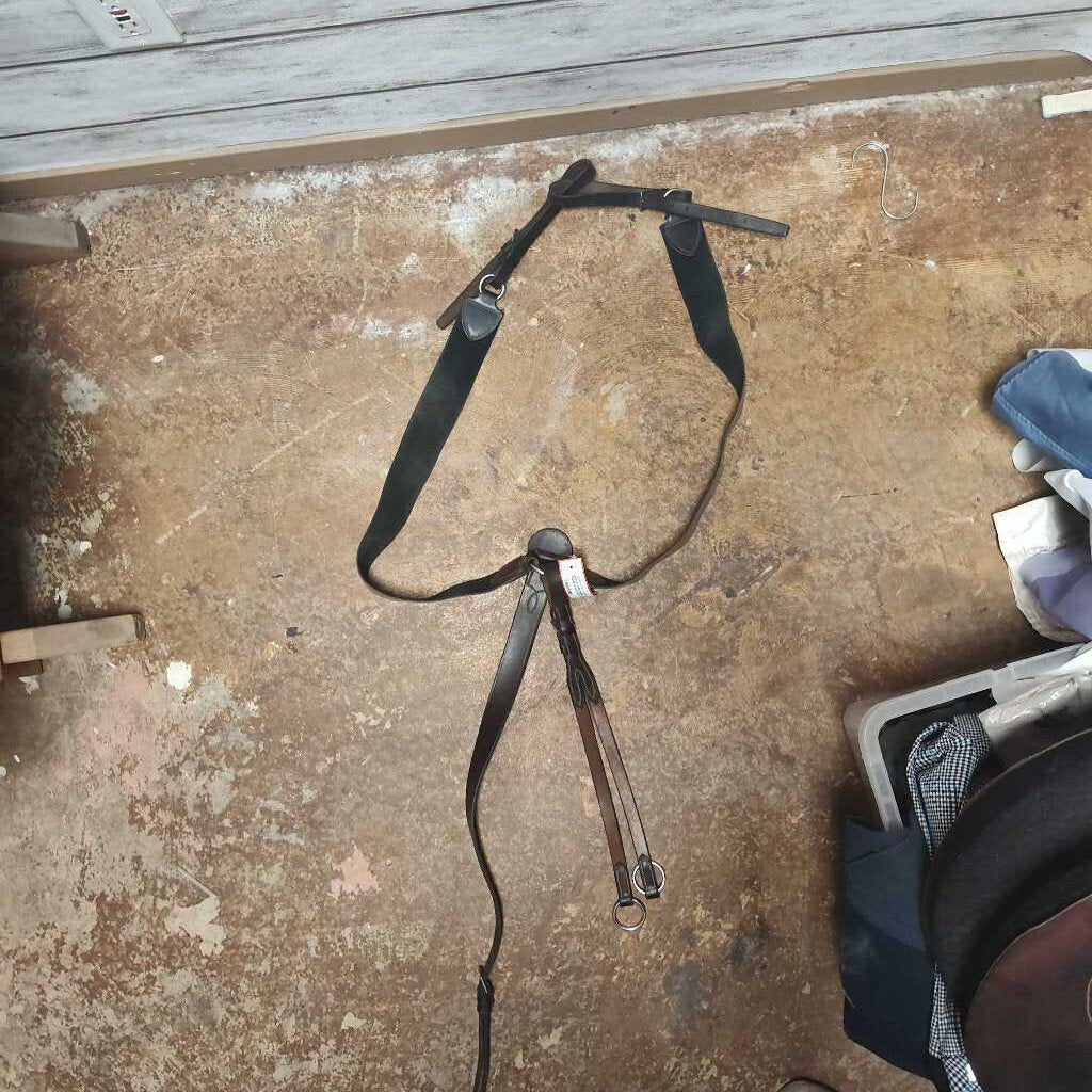 Elastic breastcollar with running attachmant