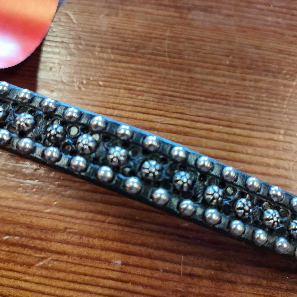 Collar- studs leather