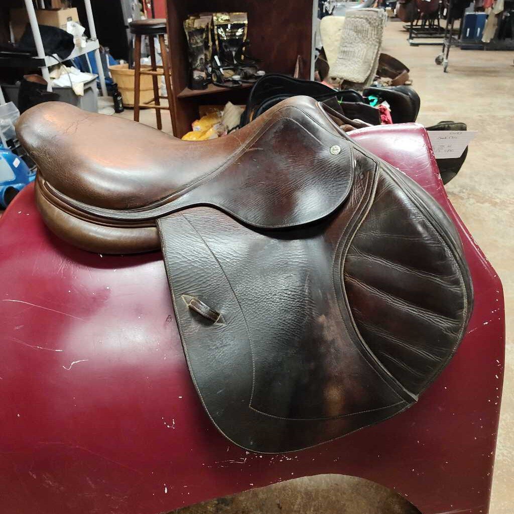 Hunter style saddle