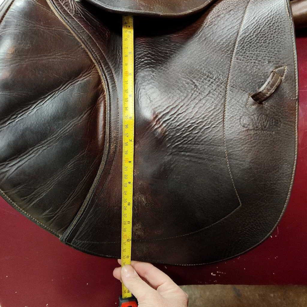 Hunter style saddle