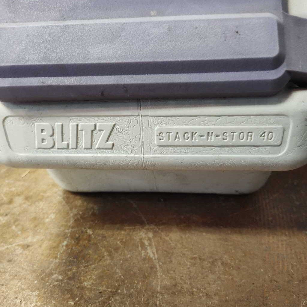 Small pet food container