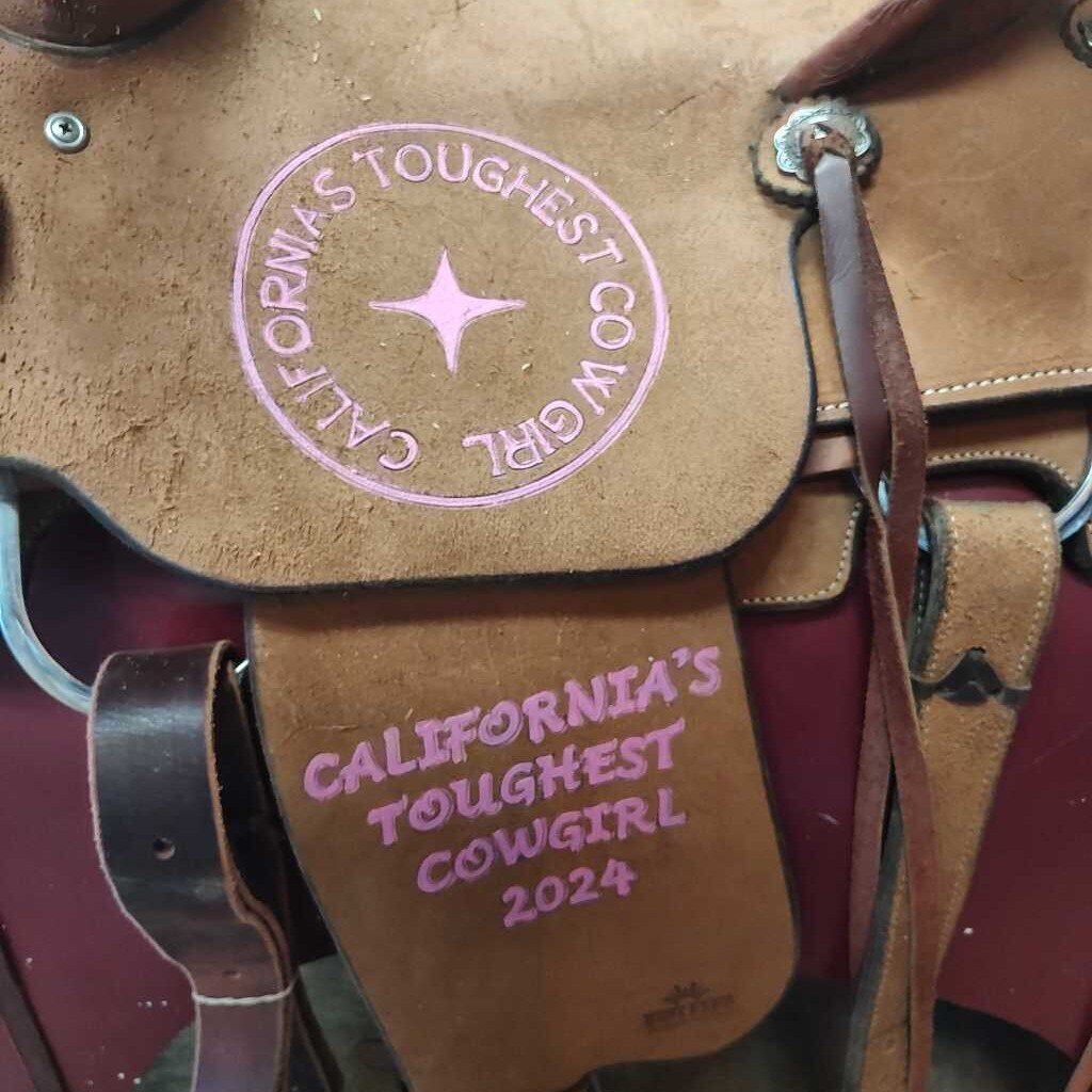 Hard seat team roper saddle