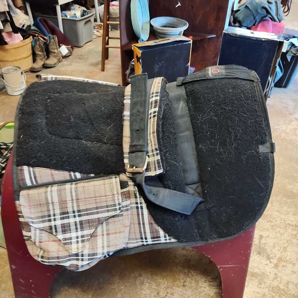 Bareback pad with pockets