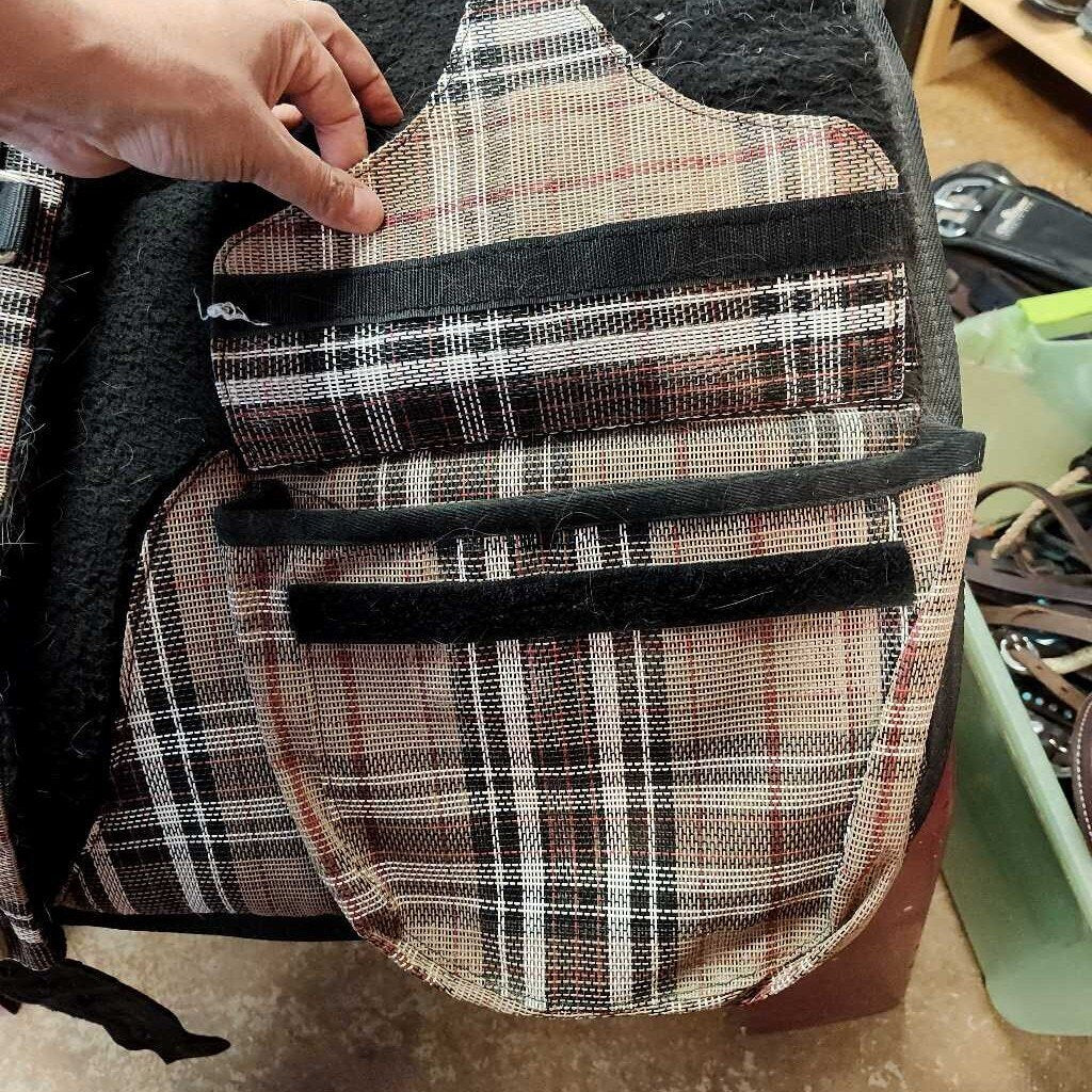 Bareback pad with pockets