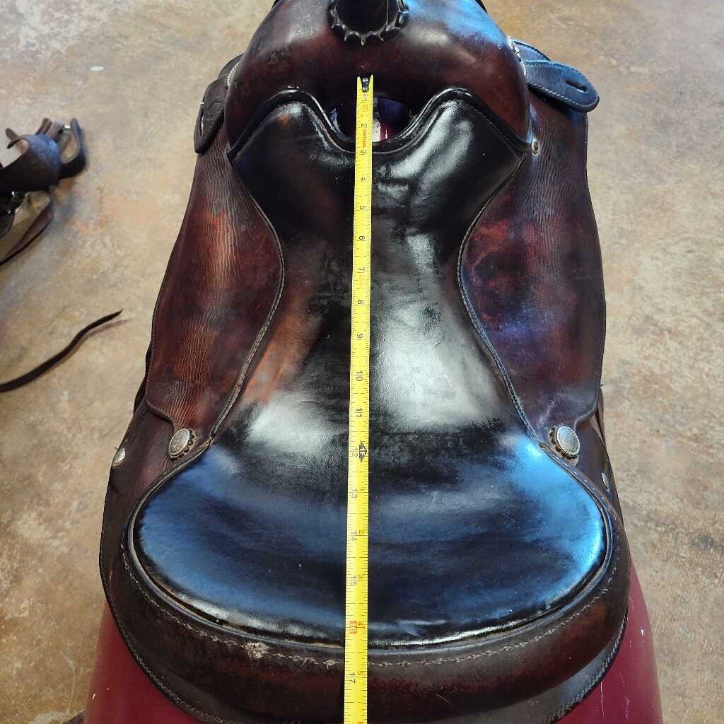 Trail saddle- round skirt
