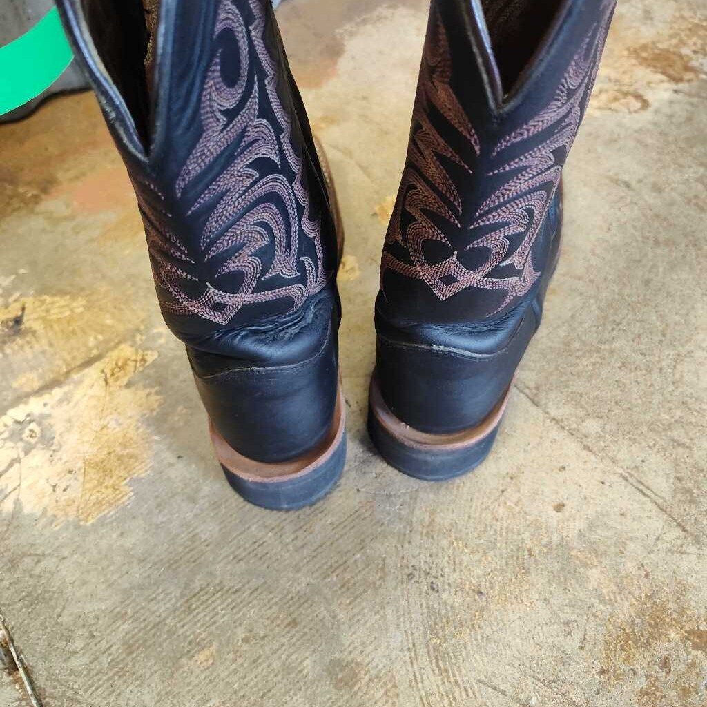 Ladies pull on boots