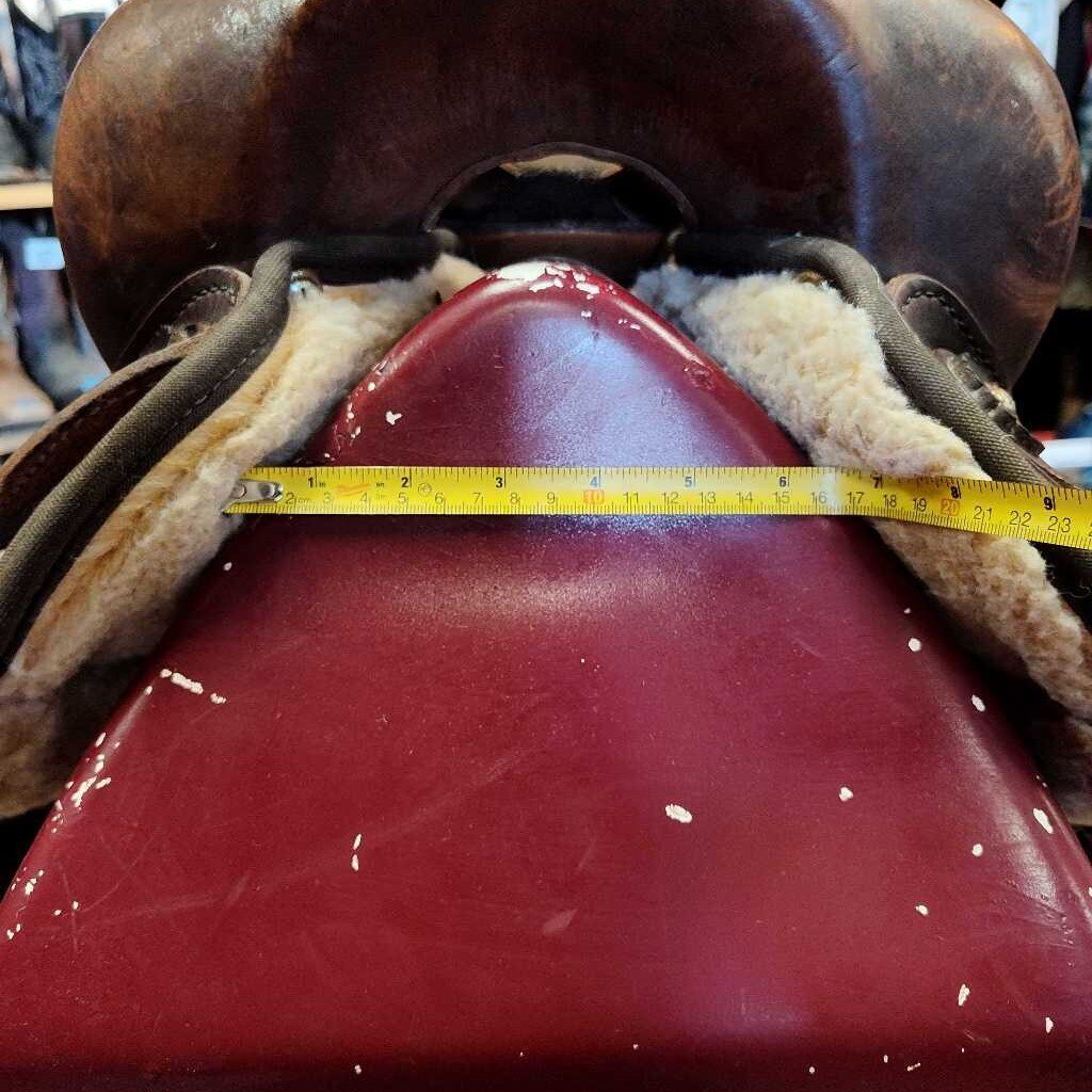 Synthetic and leather trail saddle