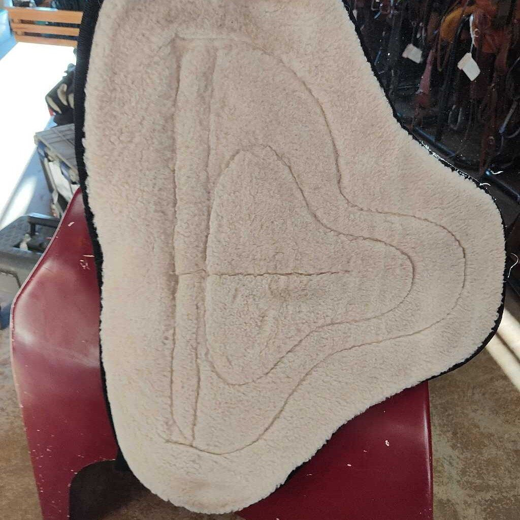 Bareback pad with attached girth