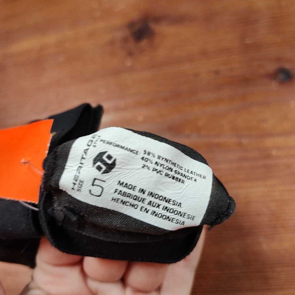 Thin summer gloves