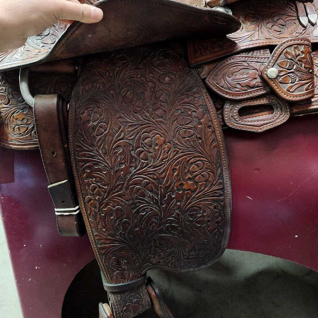 Saddle Show Broken Horn Brand