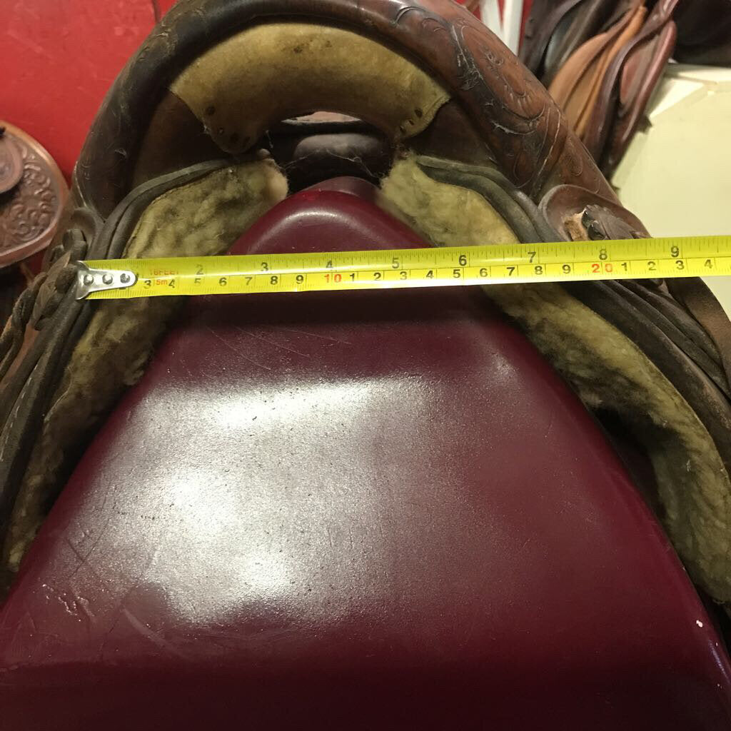 Saddle Roping Youth Roper