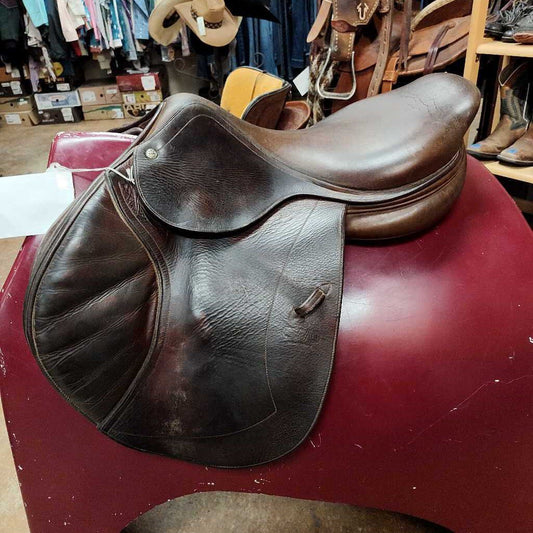Hunter style saddle