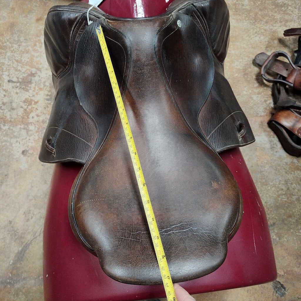 Hunter style saddle