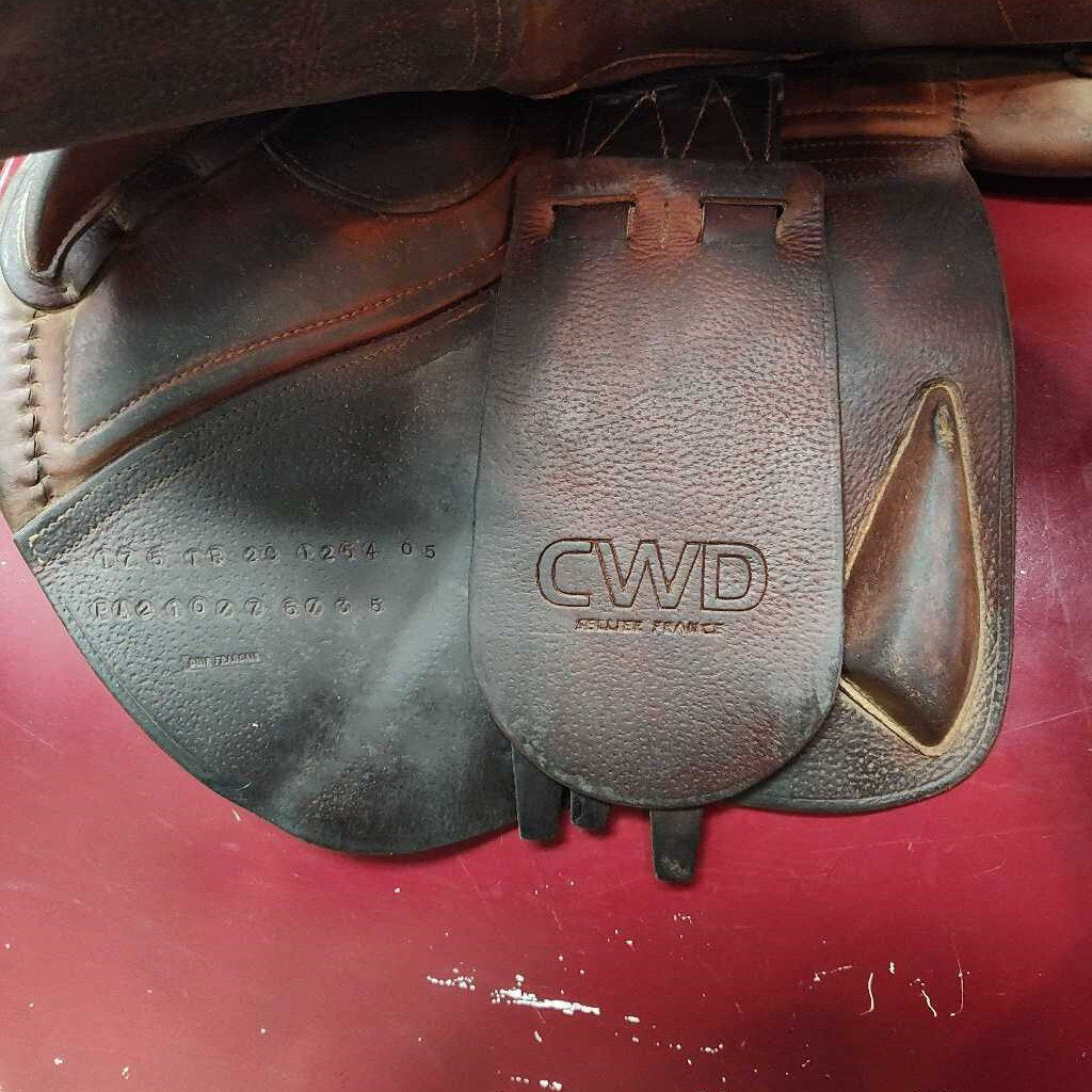 Hunter style saddle