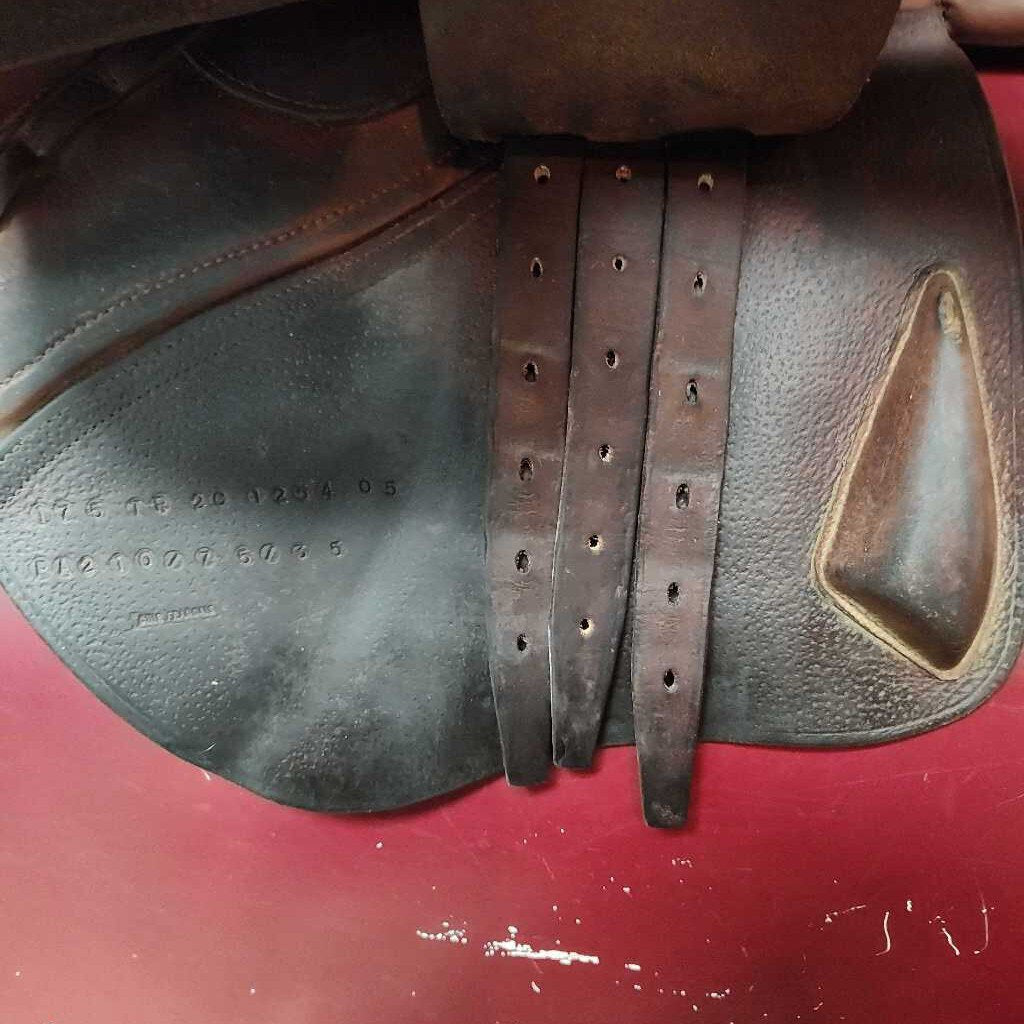 Hunter style saddle