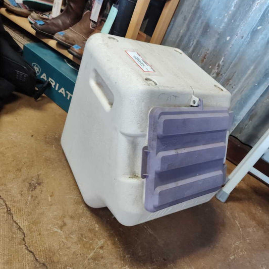 Small pet food container