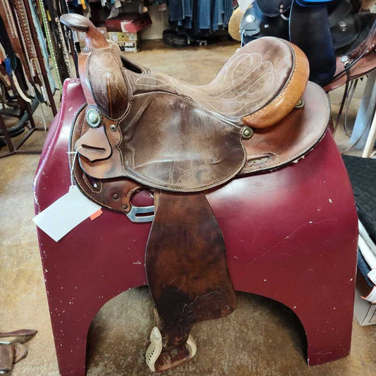 Round skirt barrel saddle