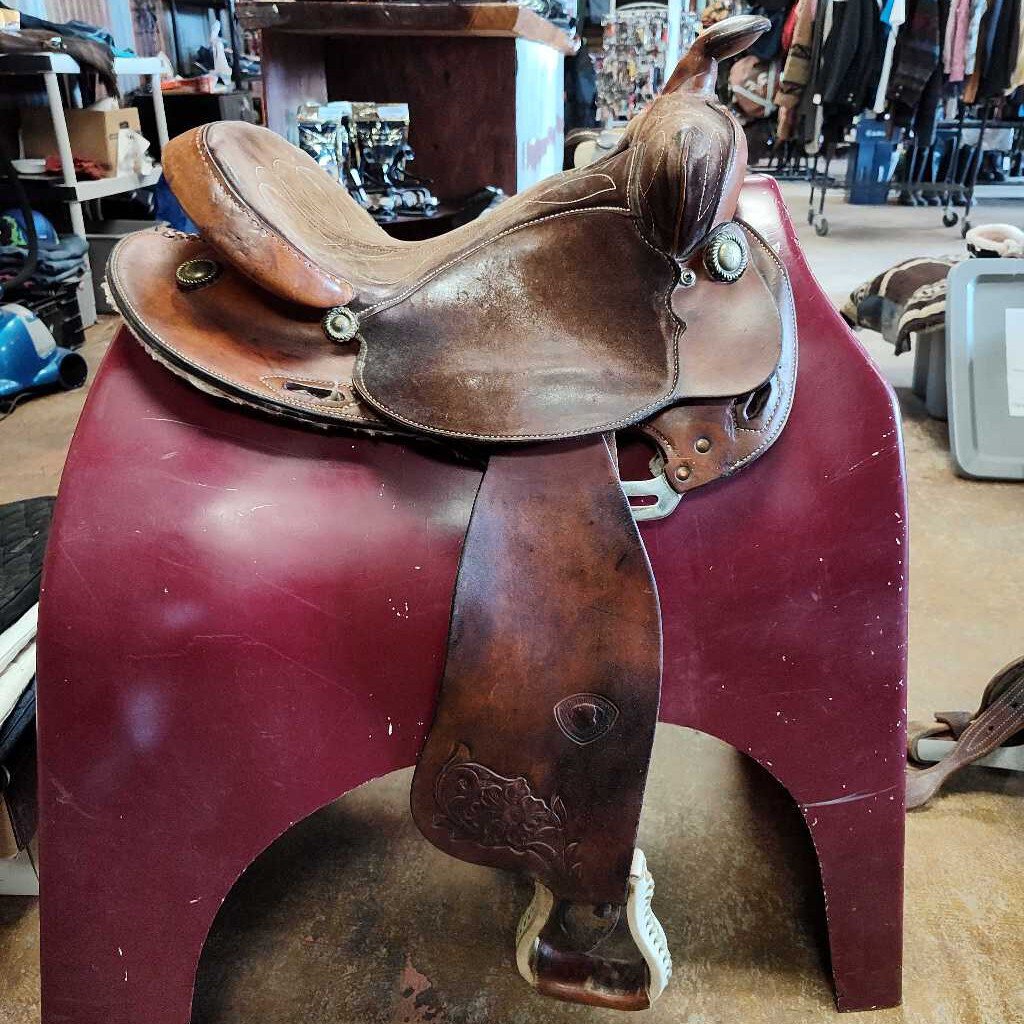 Round skirt barrel saddle