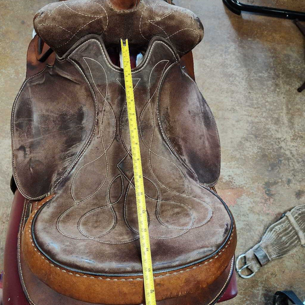 Round skirt barrel saddle