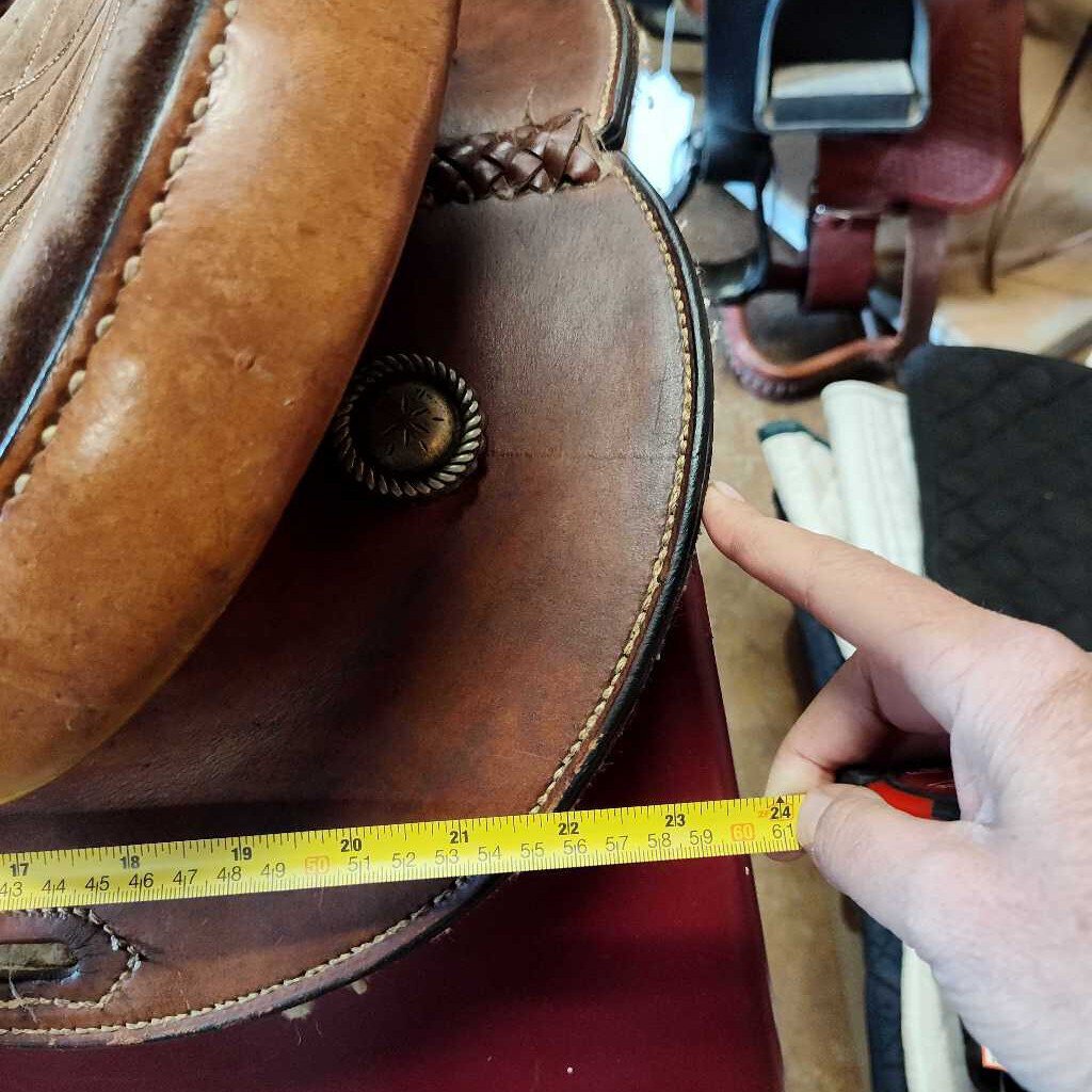 Round skirt barrel saddle