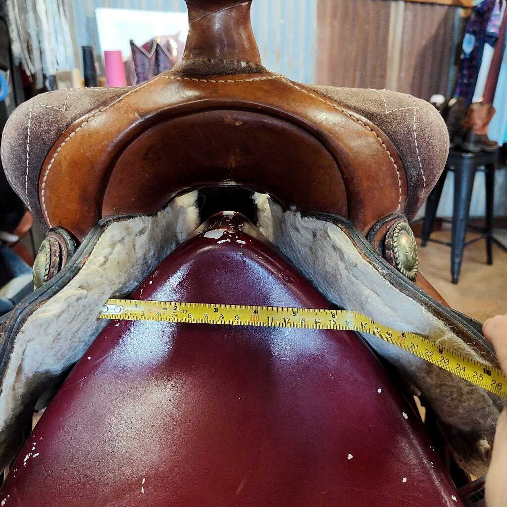 Round skirt barrel saddle