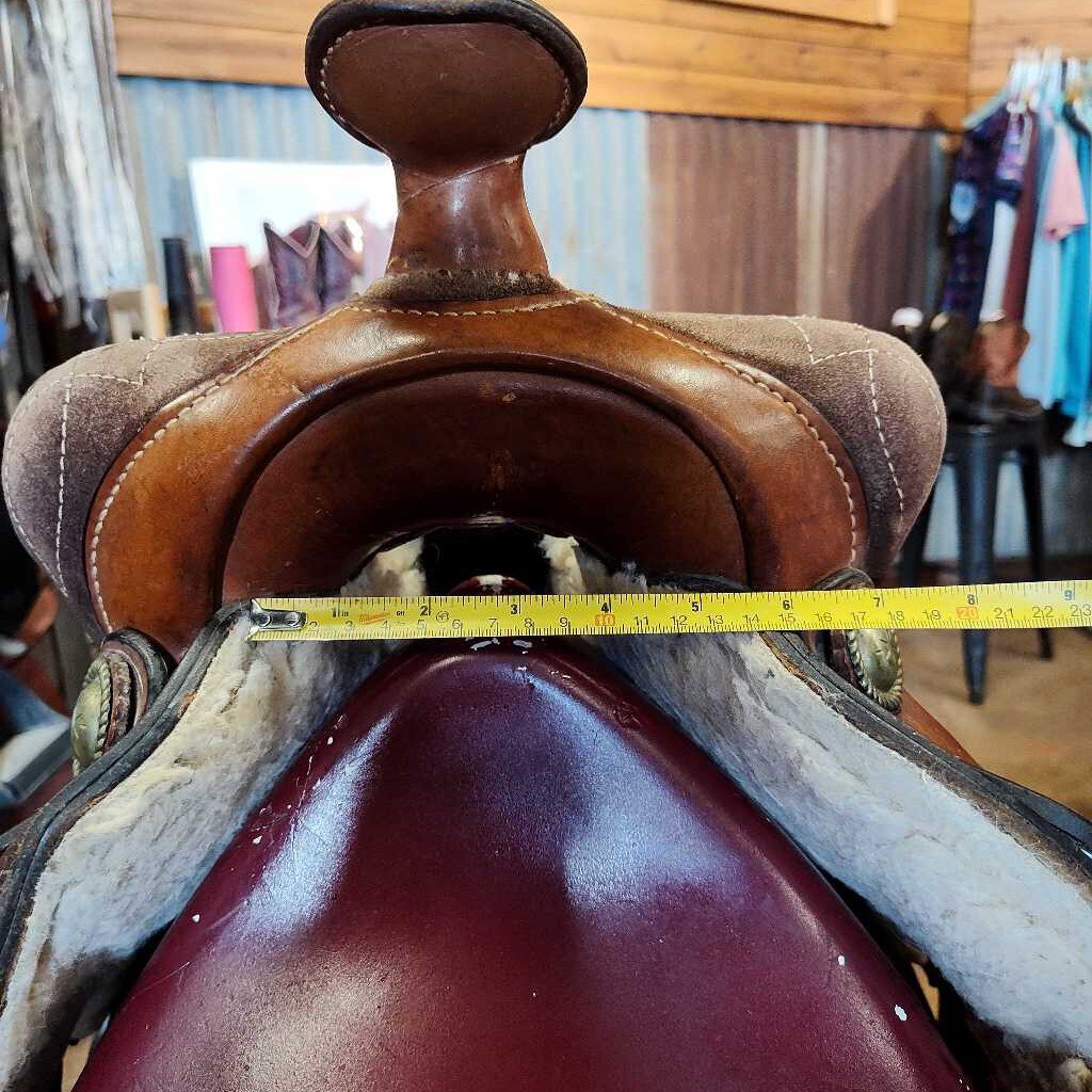 Round skirt barrel saddle