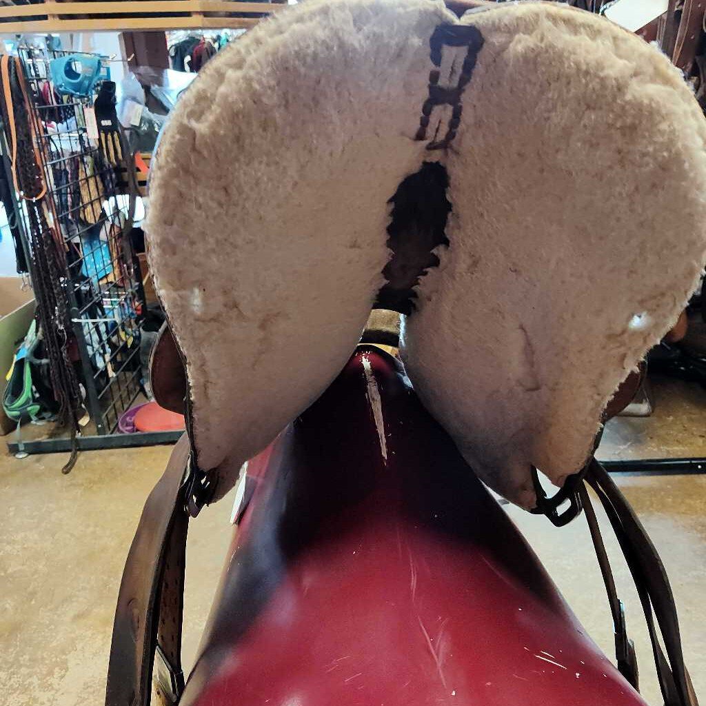 Round skirt barrel saddle