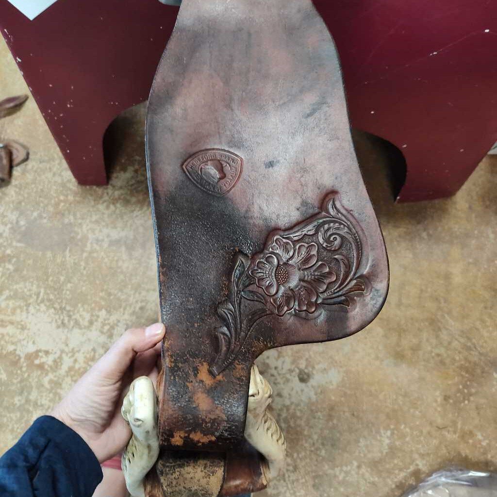 Round skirt barrel saddle