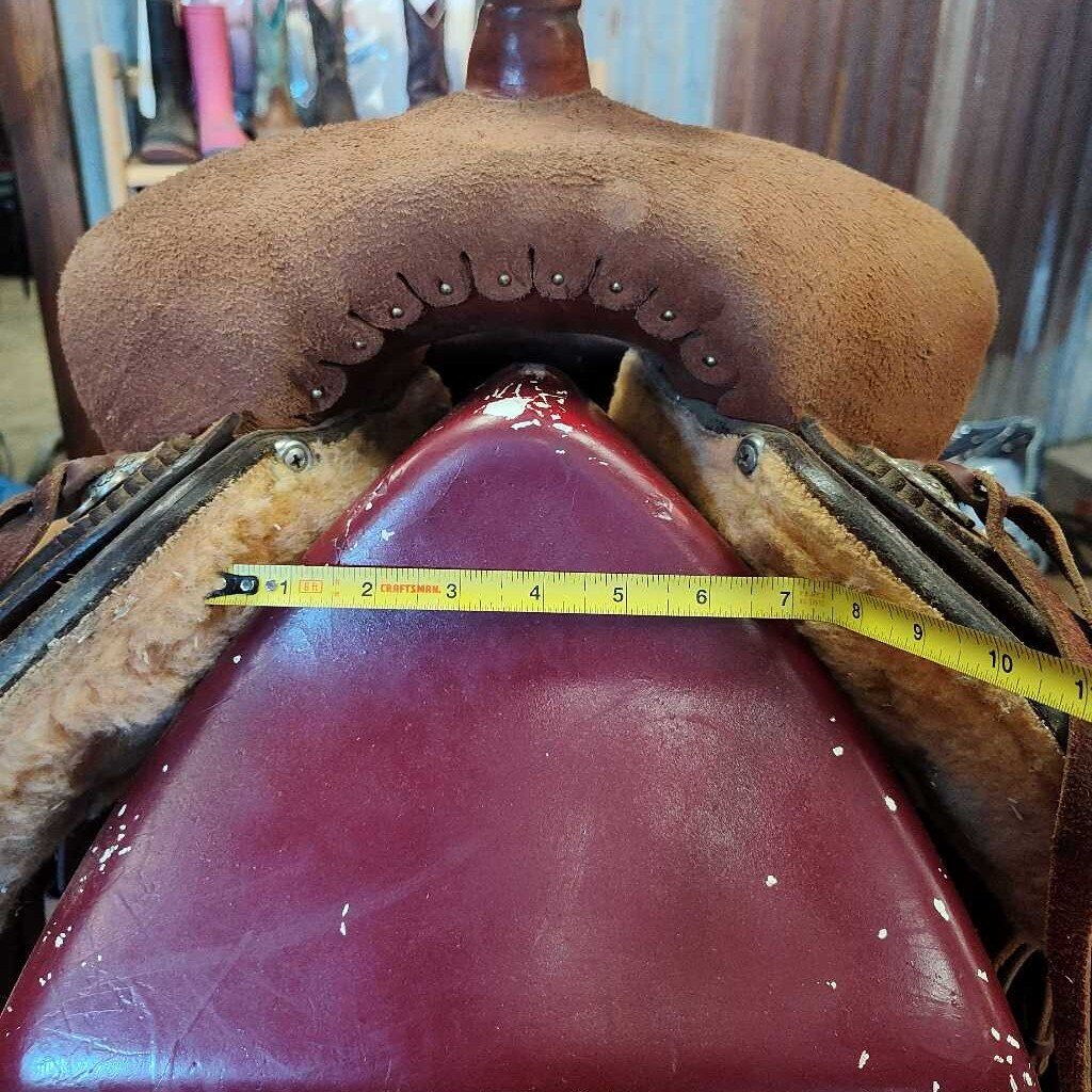 Hard seat team roper saddle
