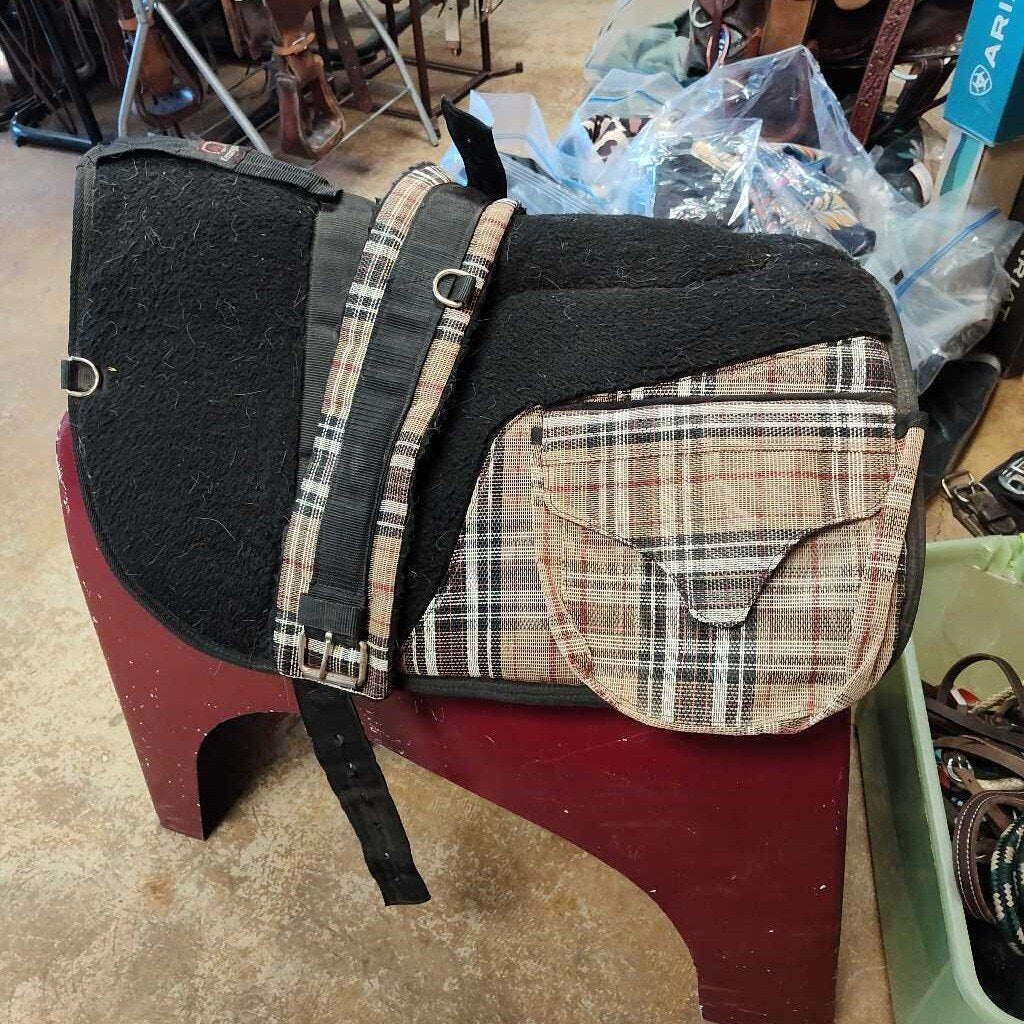 Bareback pad with pockets
