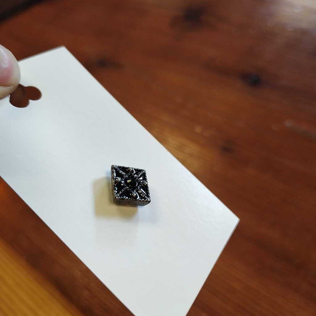 Stock pin- gem details