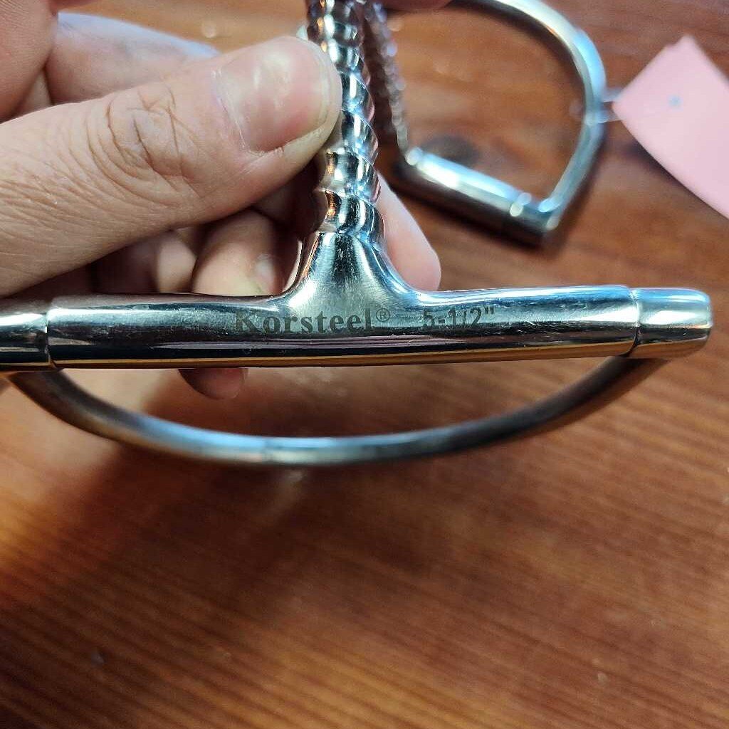 D Ring with Corkscrew mouth