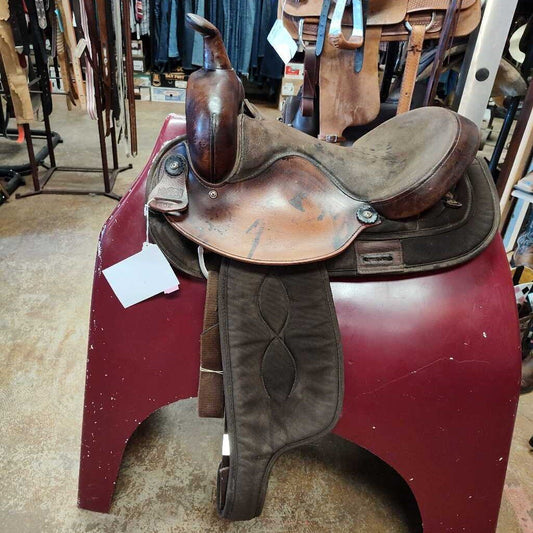 Synthetic and leather trail saddle