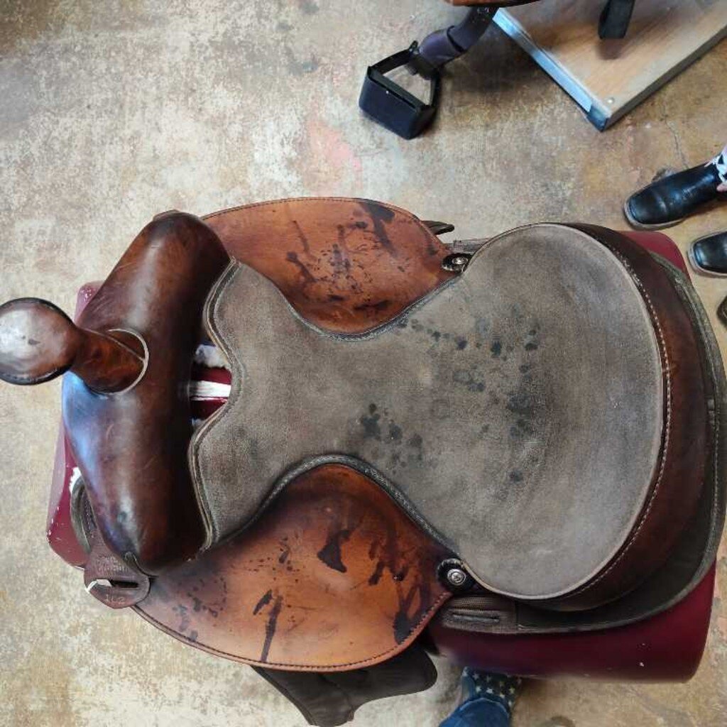 Synthetic and leather trail saddle