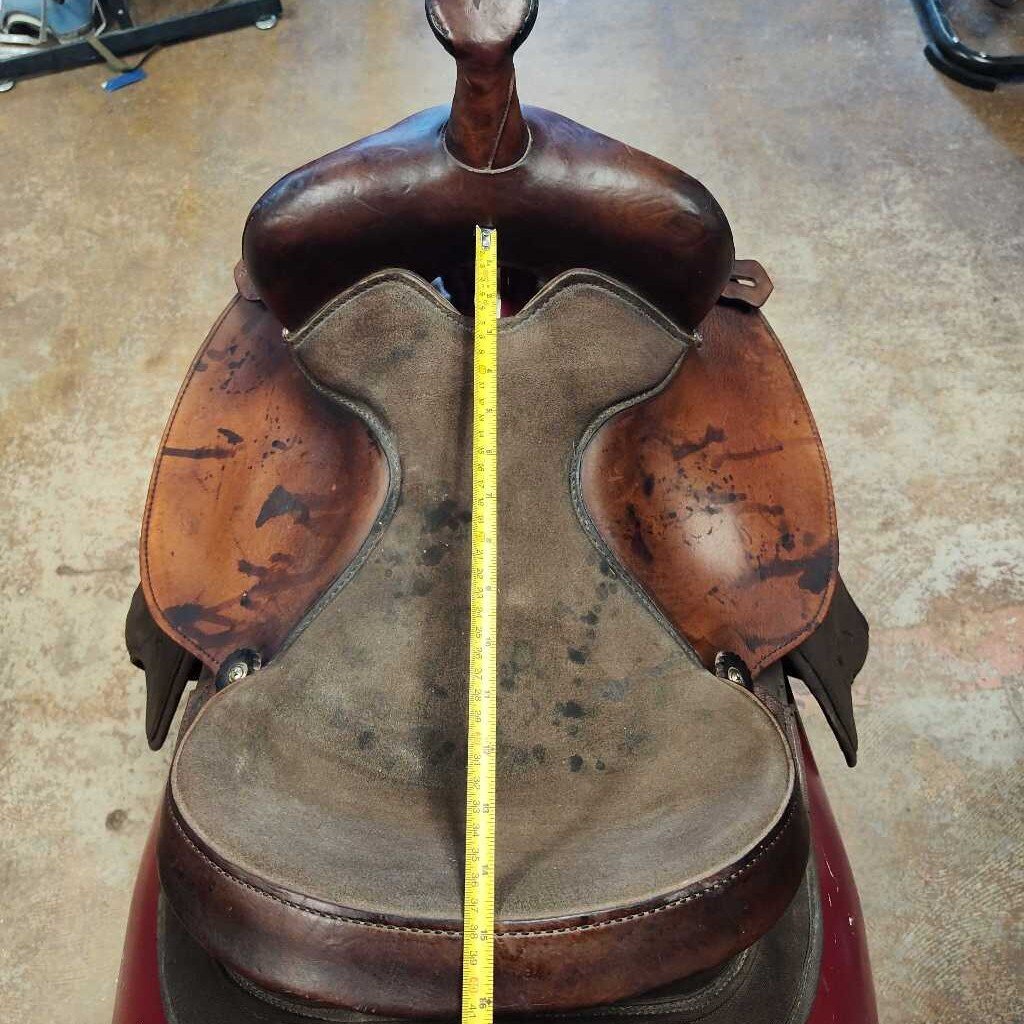 Synthetic and leather trail saddle