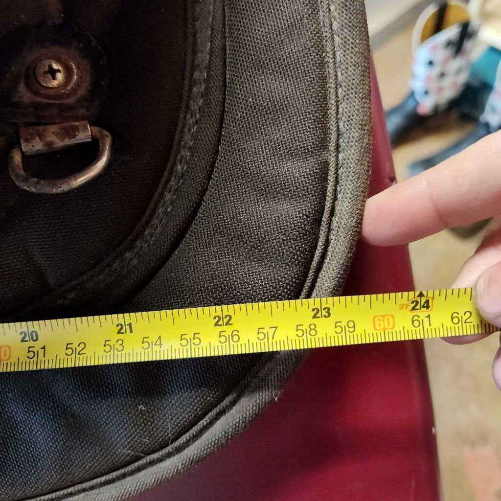 Synthetic and leather trail saddle