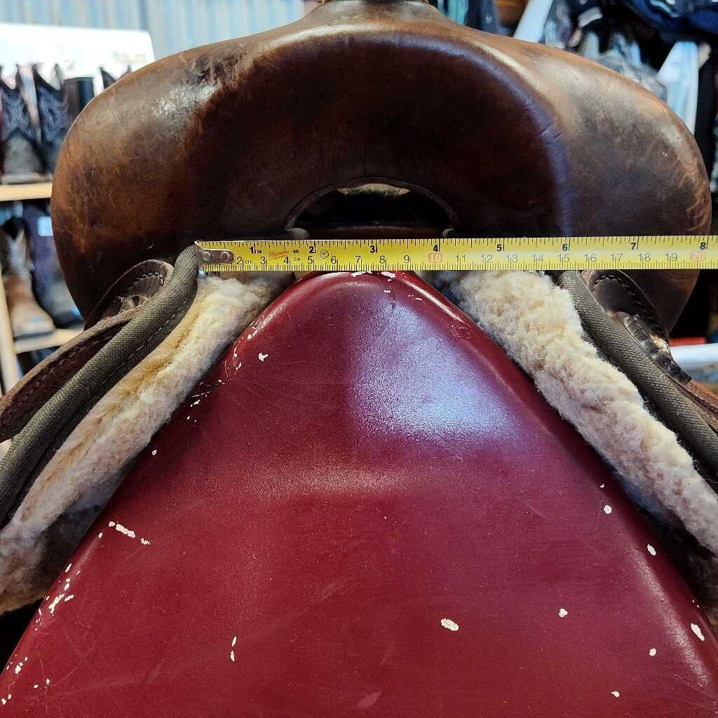 Synthetic and leather trail saddle