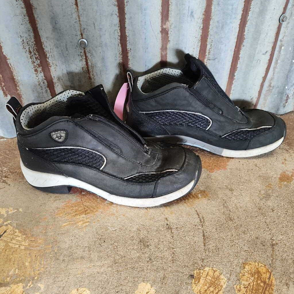 Shoe style paddock boot