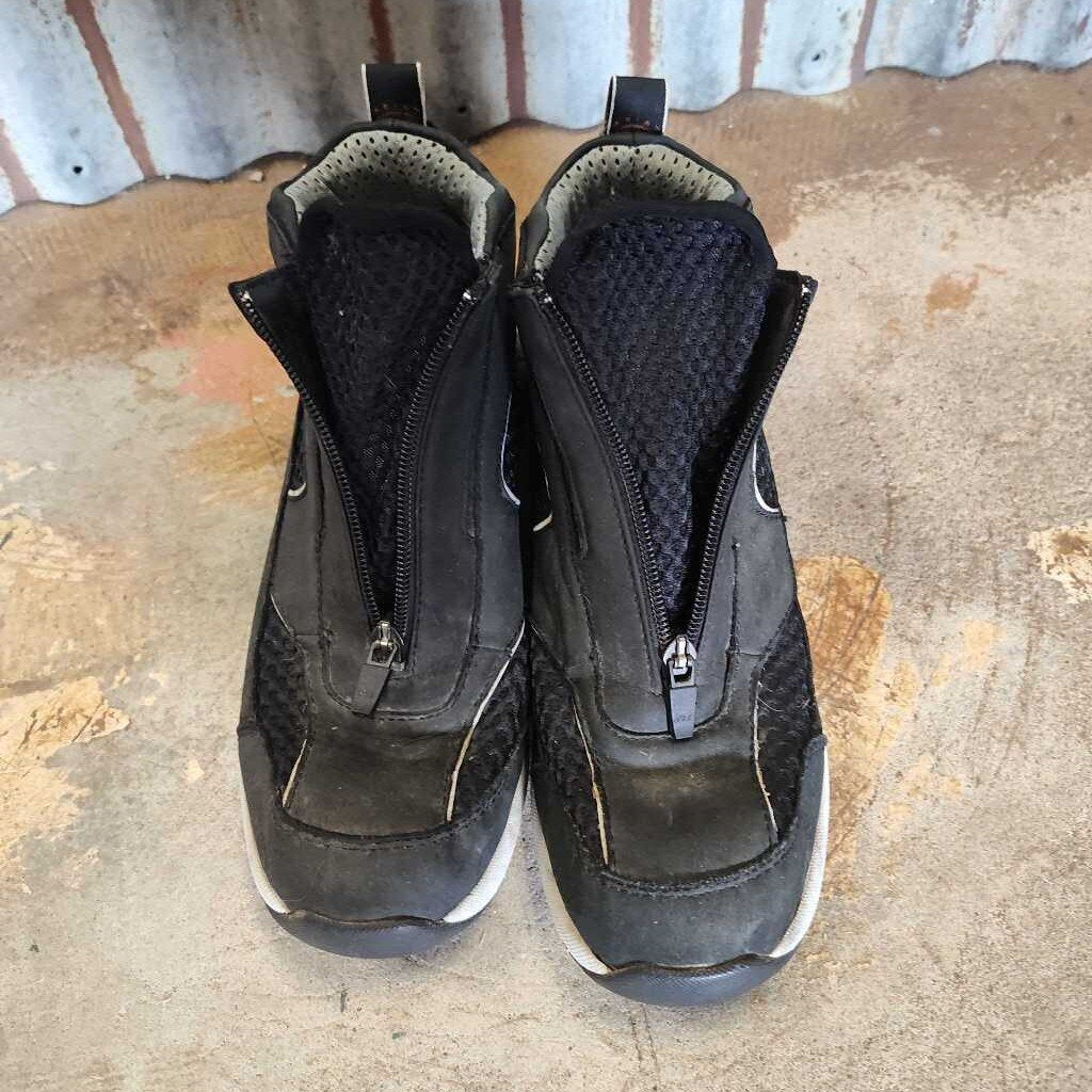 Shoe style paddock boot