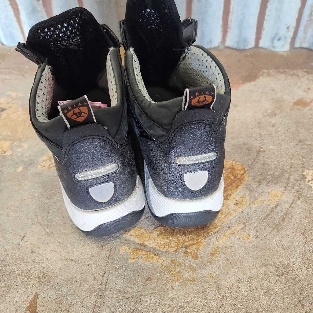 Shoe style paddock boot