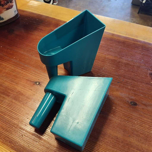 Feed scoop
