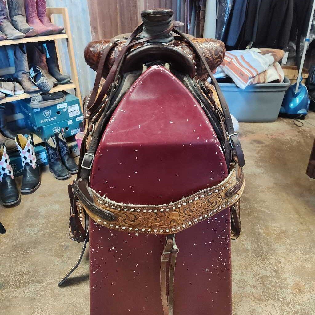 Western saddle/ roper