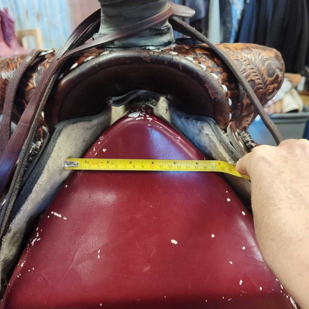 Western saddle/ roper
