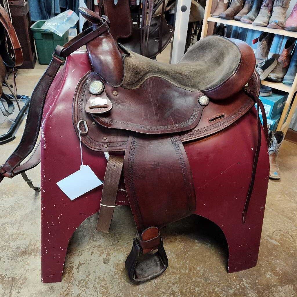 Round skirt trail saddle