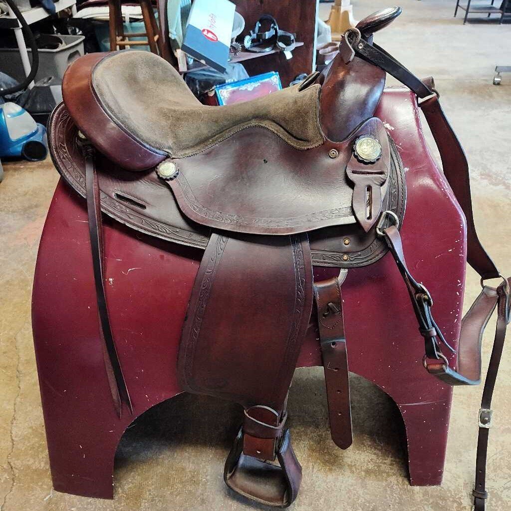 Round skirt trail saddle