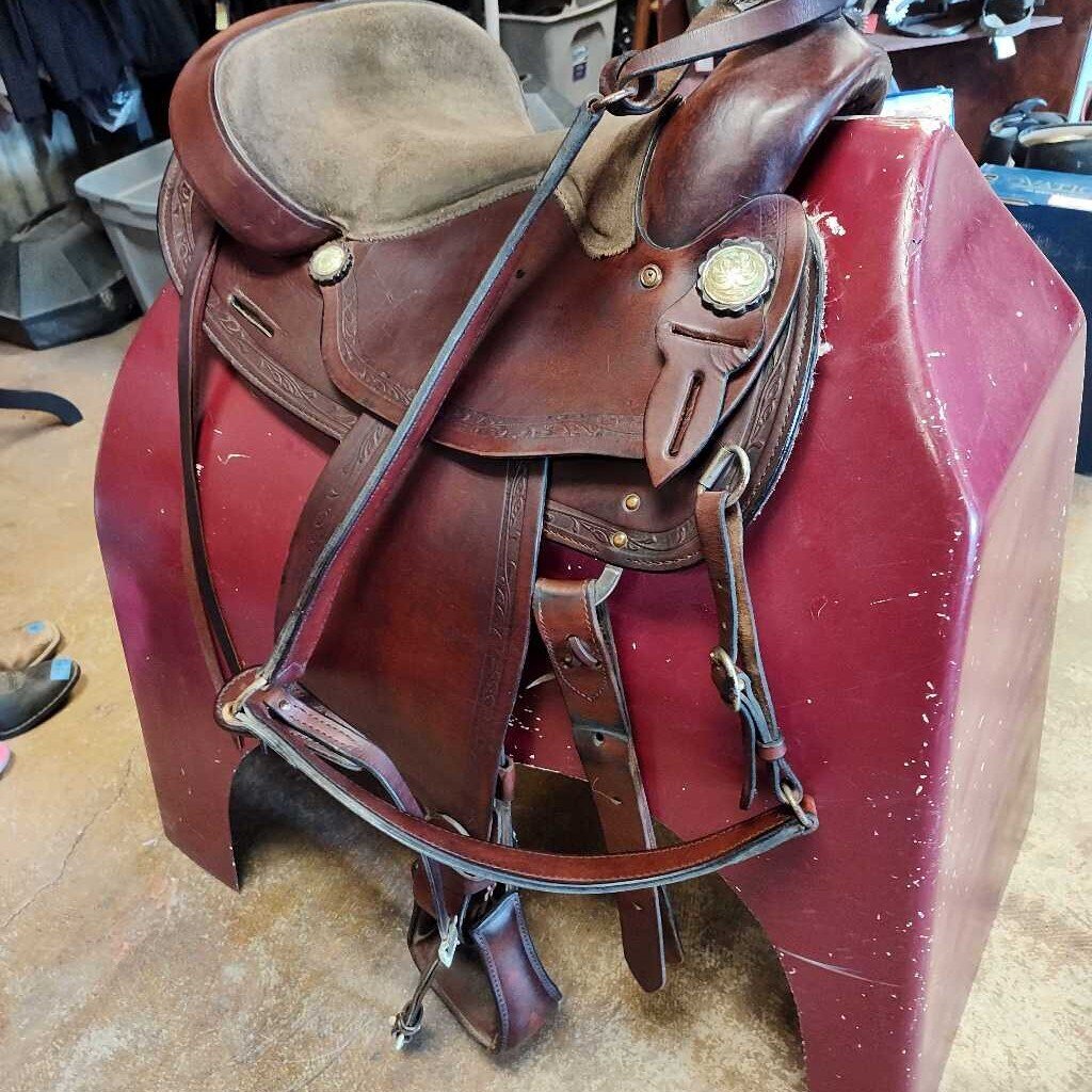 Round skirt trail saddle