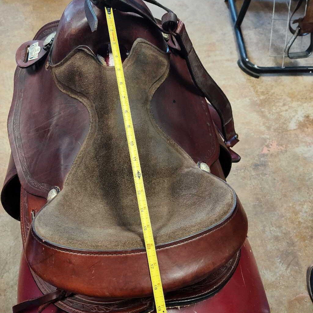 Round skirt trail saddle