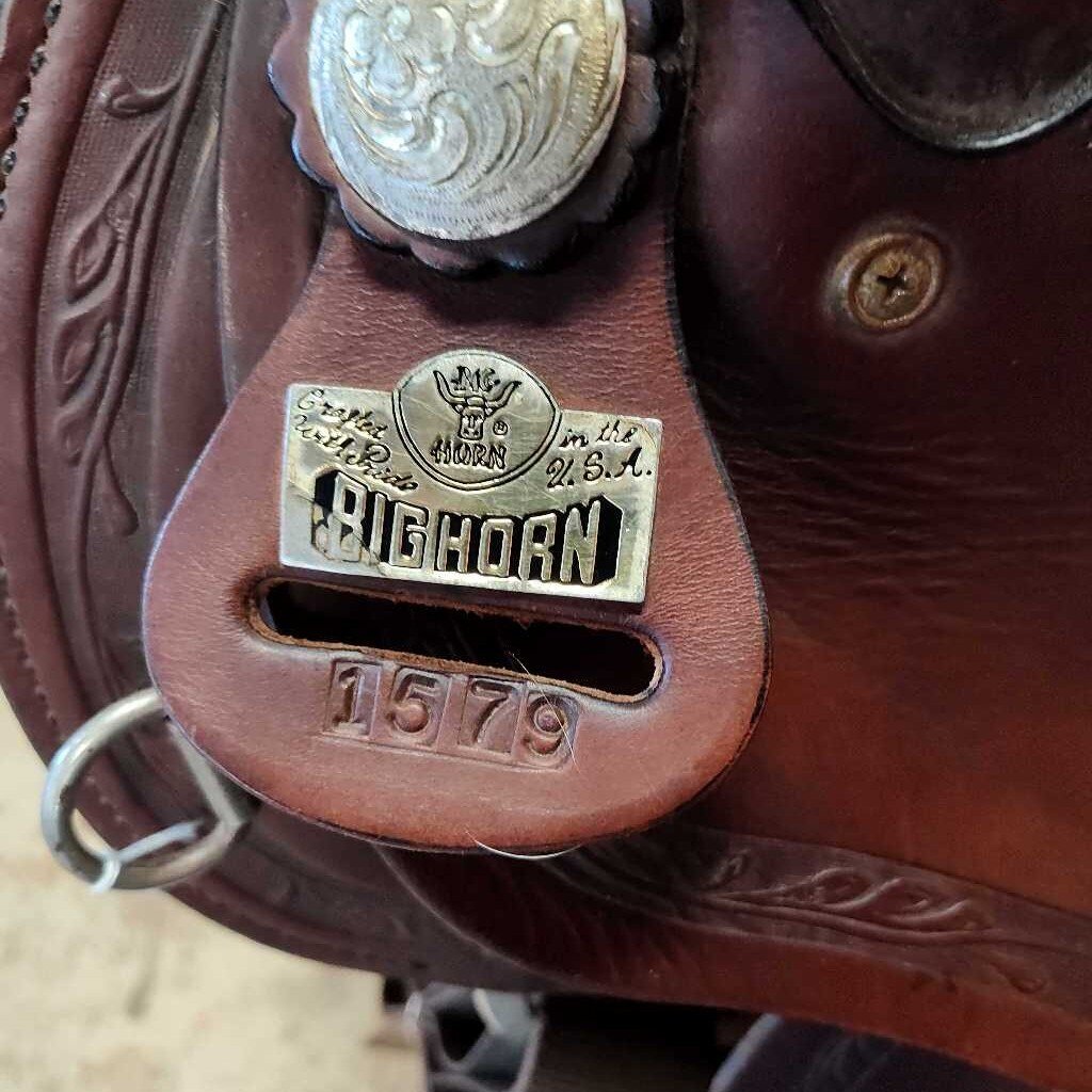 Round skirt trail saddle