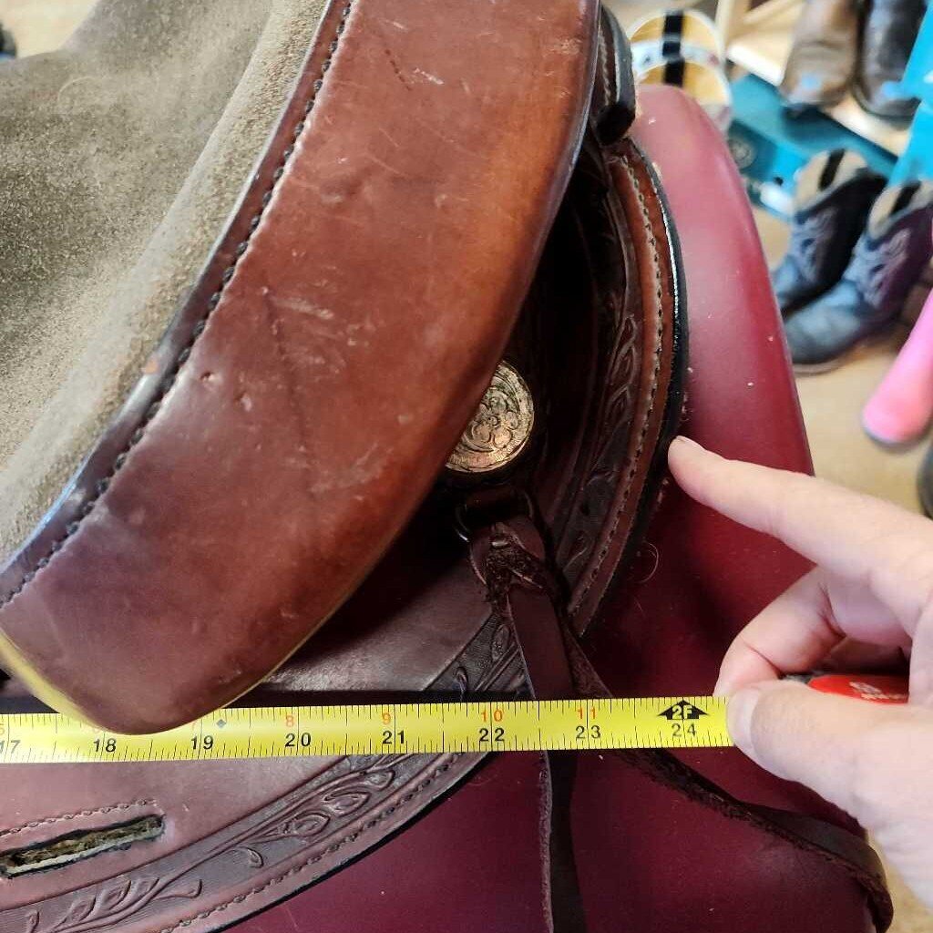 Round skirt trail saddle