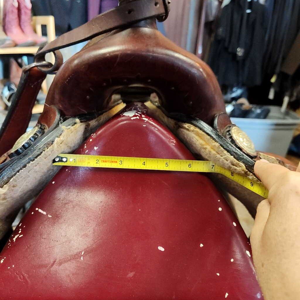 Round skirt trail saddle